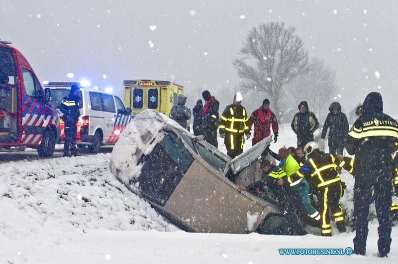 14122703.jpg - FOTOOPDRACHT:Dordrecht:27-12-2014:Auto in de sloot heerenweg Dordrecht door de super gladheid van de hevige sneeuwval in Nederland.De vrouw werd met behulp van brandweer en politie uit haar auto gehaald en door ambulance personeel na gekeken ze raakte slechts licht gewond. Een takel wagen haalde het voertuig uit de sloot.Deze digitale foto blijft eigendom van FOTOPERSBURO BUSINK. Wij hanteren de voorwaarden van het N.V.F. en N.V.J. Gebruik van deze foto impliceert dat u bekend bent  en akkoord gaat met deze voorwaarden bij publicatie.EB/ETIENNE BUSINK