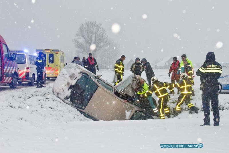 14122704.jpg - FOTOOPDRACHT:Dordrecht:27-12-2014:Auto in de sloot heerenweg Dordrecht door de super gladheid van de hevige sneeuwval in Nederland.De vrouw werd met behulp van brandweer en politie uit haar auto gehaald en door ambulance personeel na gekeken ze raakte slechts licht gewond. Een takel wagen haalde het voertuig uit de sloot.Deze digitale foto blijft eigendom van FOTOPERSBURO BUSINK. Wij hanteren de voorwaarden van het N.V.F. en N.V.J. Gebruik van deze foto impliceert dat u bekend bent  en akkoord gaat met deze voorwaarden bij publicatie.EB/ETIENNE BUSINK