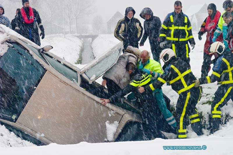 14122705.jpg - FOTOOPDRACHT:Dordrecht:27-12-2014:Auto in de sloot heerenweg Dordrecht door de super gladheid van de hevige sneeuwval in Nederland.De vrouw werd met behulp van brandweer en politie uit haar auto gehaald en door ambulance personeel na gekeken ze raakte slechts licht gewond. Een takel wagen haalde het voertuig uit de sloot.Deze digitale foto blijft eigendom van FOTOPERSBURO BUSINK. Wij hanteren de voorwaarden van het N.V.F. en N.V.J. Gebruik van deze foto impliceert dat u bekend bent  en akkoord gaat met deze voorwaarden bij publicatie.EB/ETIENNE BUSINK