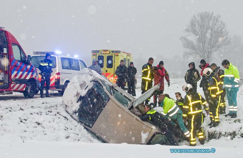 14122706.jpg - FOTOOPDRACHT:Dordrecht:27-12-2014:Auto in de sloot heerenweg Dordrecht door de super gladheid van de hevige sneeuwval in Nederland.De vrouw werd met behulp van brandweer en politie uit haar auto gehaald en door ambulance personeel na gekeken ze raakte slechts licht gewond. Een takel wagen haalde het voertuig uit de sloot.Deze digitale foto blijft eigendom van FOTOPERSBURO BUSINK. Wij hanteren de voorwaarden van het N.V.F. en N.V.J. Gebruik van deze foto impliceert dat u bekend bent  en akkoord gaat met deze voorwaarden bij publicatie.EB/ETIENNE BUSINK