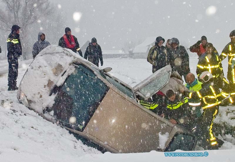 14122707.jpg - FOTOOPDRACHT:Dordrecht:27-12-2014:Auto in de sloot heerenweg Dordrecht door de super gladheid van de hevige sneeuwval in Nederland.De vrouw werd met behulp van brandweer en politie uit haar auto gehaald en door ambulance personeel na gekeken ze raakte slechts licht gewond. Een takel wagen haalde het voertuig uit de sloot.Deze digitale foto blijft eigendom van FOTOPERSBURO BUSINK. Wij hanteren de voorwaarden van het N.V.F. en N.V.J. Gebruik van deze foto impliceert dat u bekend bent  en akkoord gaat met deze voorwaarden bij publicatie.EB/ETIENNE BUSINK