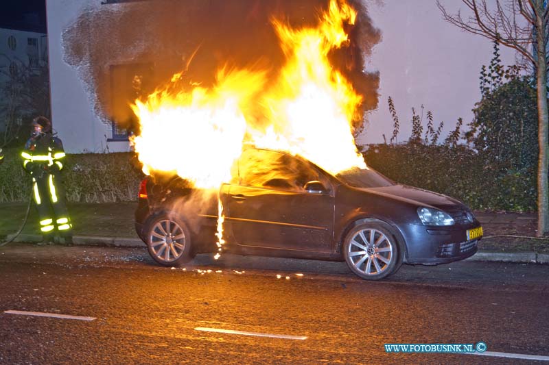 14123101.jpg - FOTOOPDRACHT:Dordrecht:31-012-2014:Op oudjaars avond kwam er omstreeks 22.45 een melding van een autobrand binnen aan de Waldeck Pyrmontweg. Ter plaatse bleek een geparkeerde auto inbrand te staan. Er geen eigenaar aanwezig en de politie zou hem in kennis worden brengen.Deze digitale foto blijft eigendom van FOTOPERSBURO BUSINK. Wij hanteren de voorwaarden van het N.V.F. en N.V.J. Gebruik van deze foto impliceert dat u bekend bent  en akkoord gaat met deze voorwaarden bij publicatie.EB/ETIENNE BUSINK