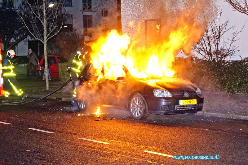 14123102.jpg - FOTOOPDRACHT:Dordrecht:31-012-2014:Op oudjaars avond kwam er omstreeks 22.45 een melding van een autobrand binnen aan de Waldeck Pyrmontweg. Ter plaatse bleek een geparkeerde auto inbrand te staan. Er geen eigenaar aanwezig en de politie zou hem in kennis worden brengen.Deze digitale foto blijft eigendom van FOTOPERSBURO BUSINK. Wij hanteren de voorwaarden van het N.V.F. en N.V.J. Gebruik van deze foto impliceert dat u bekend bent  en akkoord gaat met deze voorwaarden bij publicatie.EB/ETIENNE BUSINK