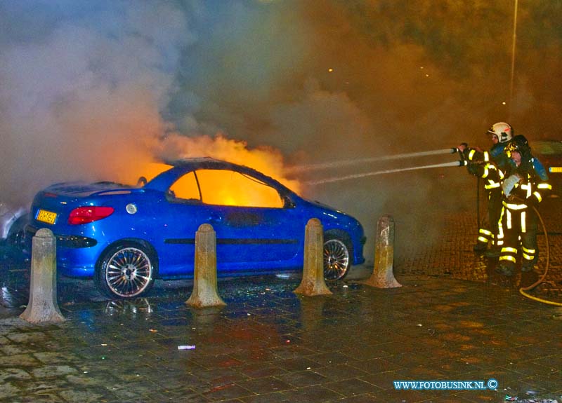 14123103.jpg - FOTOOPDRACHT:Zwijndrecht:31-012-2014:Op oudjaars avond kwam er omstreeks 23.00 een melding van een autobrand binnen bij de Zwijndrechtse brandweer aan het P.J. Oudplein in Zwijndrecht. Het voertuig brandde volledig uit. Een brommobiel die naast de brandende auto geparkeerd was liep schade op. De oorzaak van de brand is onbekend, naar alle waarschijnlijkheid was vuurwerk de oorzaak.Deze digitale foto blijft eigendom van FOTOPERSBURO BUSINK. Wij hanteren de voorwaarden van het N.V.F. en N.V.J. Gebruik van deze foto impliceert dat u bekend bent  en akkoord gaat met deze voorwaarden bij publicatie.EB/ETIENNE BUSINK