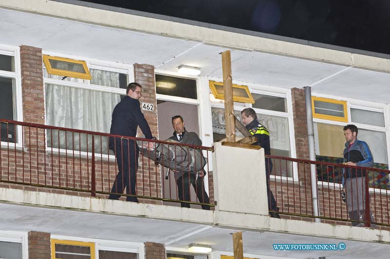 15110808.jpg - PAPENDRECHT - 08 November 2015 (Foto Dode vrouw word uit haar woning gehaald) De politie heeft een dode vrouw aangetroffen in een flatwoning aan de Staringlaan in Papendrecht. De Forensische Opsporing van de politie is bezig met een onderzoek. Het stoffelijk overschot werd door de politie in de flatwoning aangetroffen, iemand had de vrouw als vermist opgegeven. toen de politie ging kijken bij de woning van de vrouw werd er niet open gedaan. De agenten zijn naar binnen gegaan en troffen daar de overleden vrouw aan.  Het is nog onbekend hoe de vrouw om het leven gekomen is. Ook werd er door de poltie onderzoek gedaan in een woning aan de Kamerlingh Onneslaan.Deze digitale foto blijft eigendom van FOTOPERSBURO BUSINK. Wij hanteren de voorwaarden van het N.V.F. en N.V.J. Gebruik van deze foto impliceert dat u bekend bent  en akkoord gaat met deze voorwaarden bij publicatie.EB/ETIENNE BUSINK