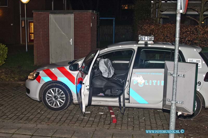 14020301.jpg - FOTOOPDRACHT:Dordrecht:03-02-2014:Politieauto te laag voor ingeklapt paaltje Grafelijkheidsweg Dordrecht. Daarbij raakte een politieagent gewond door een van de airbags.Deze digitale foto blijft eigendom van FOTOPERSBURO BUSINK. Wij hanteren de voorwaarden van het N.V.F. en N.V.J. Gebruik van deze foto impliceert dat u bekend bent  en akkoord gaat met deze voorwaarden bij publicatie.EB/ETIENNE BUSINK