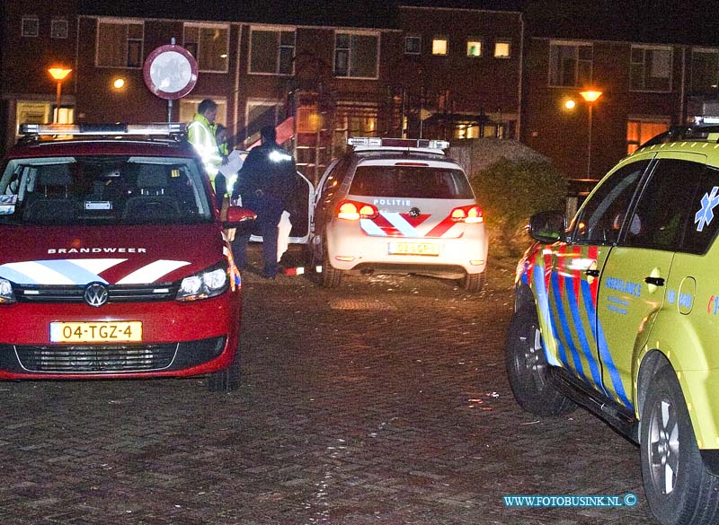 14020302.jpg - FOTOOPDRACHT:Dordrecht:03-02-2014:Politieauto te laag voor ingeklapt paaltje Grafelijkheidsweg Dordrecht. Daarbij raakte een politieagent gewond door een van de airbags.Deze digitale foto blijft eigendom van FOTOPERSBURO BUSINK. Wij hanteren de voorwaarden van het N.V.F. en N.V.J. Gebruik van deze foto impliceert dat u bekend bent  en akkoord gaat met deze voorwaarden bij publicatie.EB/ETIENNE BUSINK