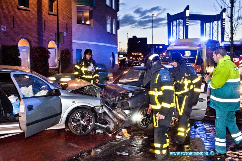 14020704.jpg - FOTOOPDRACHT:Dordrecht:07-02-2014:Dordrecht Bij een frontale aanrijding tussen twee voertuigen op het Achterhakes te Dordrecht zijn meerdere gewonden gevallen. De brandweer kwam ter plaatse en ook 2 ambulances, de politie sloot beide rijrichtingen volledig af voor het verkeer en stelt een onderzoek in naar de toedracht van dit ernstige ongeval.Deze digitale foto blijft eigendom van FOTOPERSBURO BUSINK. Wij hanteren de voorwaarden van het N.V.F. en N.V.J. Gebruik van deze foto impliceert dat u bekend bent  en akkoord gaat met deze voorwaarden bij publicatie.EB/ETIENNE BUSINK