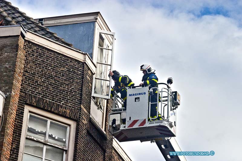 14020901.jpg - FOTOOPDRACHT:Dordrecht:09-02-2014:Aan de Lange ijzerenbrugstraat moest de brandweer een openslaand raam uit de sponning halen door dat de storm het glas er al had uitgeblazen en er een gevaarlijke situatie ontstond.Deze digitale foto blijft eigendom van FOTOPERSBURO BUSINK. Wij hanteren de voorwaarden van het N.V.F. en N.V.J. Gebruik van deze foto impliceert dat u bekend bent  en akkoord gaat met deze voorwaarden bij publicatie.EB/ETIENNE BUSINK