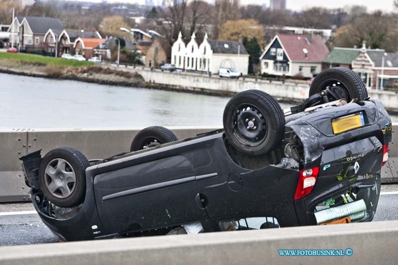 14021004.jpg - FOTOOPDRACHT:Dordrecht:10-02-2014:Bij een verkeers ongeval op de brug Papendrecht-Dordrecht N3 Rondweg, is een persoon gewonde geraakt, nadat de auto door het ongeval overde kop was geslagen. Omdat er spraken was van een beknelling rukte brandweer van Dordrecht en Papendrecht uit, deze reed zich vast in de verkeerschaos die ontstond door het ongeval. De gewonde persoon werd uit zijn voortuig gehaald en door de ambulance dienst naar een ziekenhuis vervoerd. De N3 richting A16 was nog enkelen uren gestremd wat kilometers lange file opleverde.Deze digitale foto blijft eigendom van FOTOPERSBURO BUSINK. Wij hanteren de voorwaarden van het N.V.F. en N.V.J. Gebruik van deze foto impliceert dat u bekend bent  en akkoord gaat met deze voorwaarden bij publicatie.EB/ETIENNE BUSINK