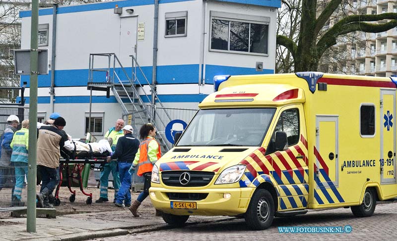 14021401.jpg - FOTOOPDRACHT:Dordrecht:14-02-2014:Een bouwvakker is vrijdagmiddag 14 februari gewond of onwel geraakt tijdens werkzaamheden in Dordrecht. Medewerkers van de ambulancedienst haalden de gewonde man uit de bouw met behulp van de andere bouwvakkers. Dit gebeurde aan de Plutolaan en Neptunuslaan in de wijk Sterrenburg.Deze digitale foto blijft eigendom van FOTOPERSBURO BUSINK. Wij hanteren de voorwaarden van het N.V.F. en N.V.J. Gebruik van deze foto impliceert dat u bekend bent  en akkoord gaat met deze voorwaarden bij publicatie.EB/ETIENNE BUSINK