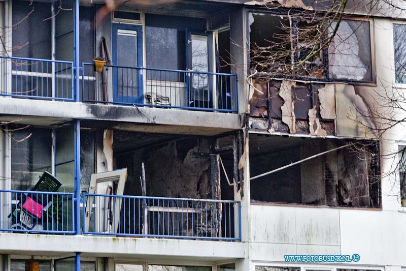 14021803.jpg - FOTOOPDRACHT:Ridderkerk:18-02-2014:Bij een explosie in een flat zijn 5 mensen gewond geraakt. Alle konden ter plaatse behandeld worden. Bij de brand volgde een explosie in de woning op de tweede verdieping, die flinke schade heeft aangericht aan de voor en achter gevel van het flat. Bij de explosie is asbest vrijgekomenDeze digitale foto blijft eigendom van FOTOPERSBURO BUSINK. Wij hanteren de voorwaarden van het N.V.F. en N.V.J. Gebruik van deze foto impliceert dat u bekend bent  en akkoord gaat met deze voorwaarden bij publicatie.EB/ETIENNE BUSINK