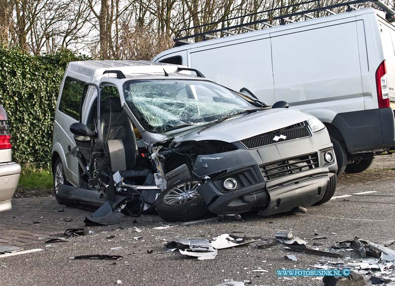 14022301.jpg - FOTOOPDRACHT:Dordrecht:23-02-2014:Bij een frontale aanrijding tussen een brommobiel en een personen auto aan de Rijksstraatweg ter hoogte van Willemsdorp raakte de inzittende van de brommobiel gewond. De gewonden werden per ambulance naar het ziekenhuis vervoerd. Beide voertuigen raakt zwaar beschadigd. De politie onderzoekt het ongeval.Deze digitale foto blijft eigendom van FOTOPERSBURO BUSINK. Wij hanteren de voorwaarden van het N.V.F. en N.V.J. Gebruik van deze foto impliceert dat u bekend bent  en akkoord gaat met deze voorwaarden bij publicatie.EB/ETIENNE BUSINK