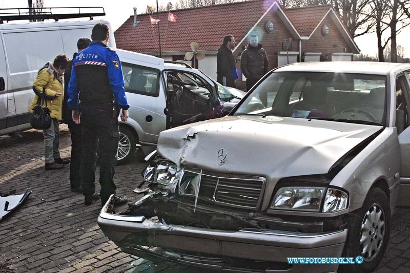 14022302.jpg - FOTOOPDRACHT:Dordrecht:23-02-2014:Bij een frontale aanrijding tussen een brommobiel en een personen auto aan de Rijksstraatweg ter hoogte van Willemsdorp raakte de inzittende van de brommobiel gewond. De gewonden werden per ambulance naar het ziekenhuis vervoerd. Beide voertuigen raakt zwaar beschadigd. De politie onderzoekt het ongeval.Deze digitale foto blijft eigendom van FOTOPERSBURO BUSINK. Wij hanteren de voorwaarden van het N.V.F. en N.V.J. Gebruik van deze foto impliceert dat u bekend bent  en akkoord gaat met deze voorwaarden bij publicatie.EB/ETIENNE BUSINK