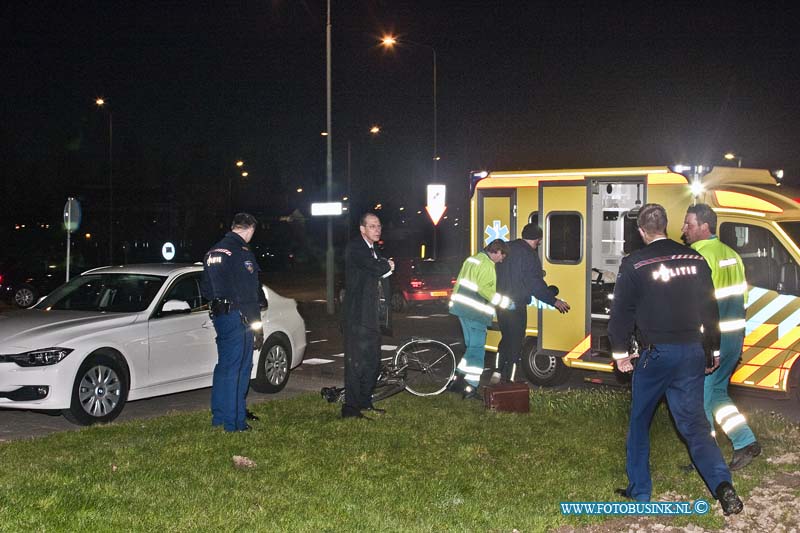 14022402.jpg - FOTOOPDRACHT:Dordrecht:24-02-2014:Aanrijding met gewonde tussen een auto en fietser op de rotonde van de Dordrecht Chicomendesring en Groenezoom. De bestuurder van de fiets raakte licht gewond en werd behandeld door de ambulancedienst.Deze digitale foto blijft eigendom van FOTOPERSBURO BUSINK. Wij hanteren de voorwaarden van het N.V.F. en N.V.J. Gebruik van deze foto impliceert dat u bekend bent  en akkoord gaat met deze voorwaarden bij publicatie.EB/ETIENNE BUSINK