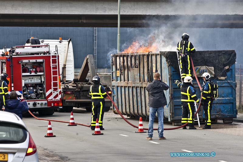 14022601.jpg - FOTOOPDRACHT:Dordrecht:26-02-2014:Op de kerkeplaat brandende van middag een container bak van een vrachtwagen, de chauffeur kon de brandende bak nog van zijn vrachtwagen afzetten om grote schade te voorkomen. De brandweer zetten de weg in zijn geheel af om de brand te kunnen blussen. ook werd er een Schuimblusvoertuig in gezet om de bak me inhoud te kunnen blussen. Deze digitale foto blijft eigendom van FOTOPERSBURO BUSINK. Wij hanteren de voorwaarden van het N.V.F. en N.V.J. Gebruik van deze foto impliceert dat u bekend bent  en akkoord gaat met deze voorwaarden bij publicatie.EB/ETIENNE BUSINK