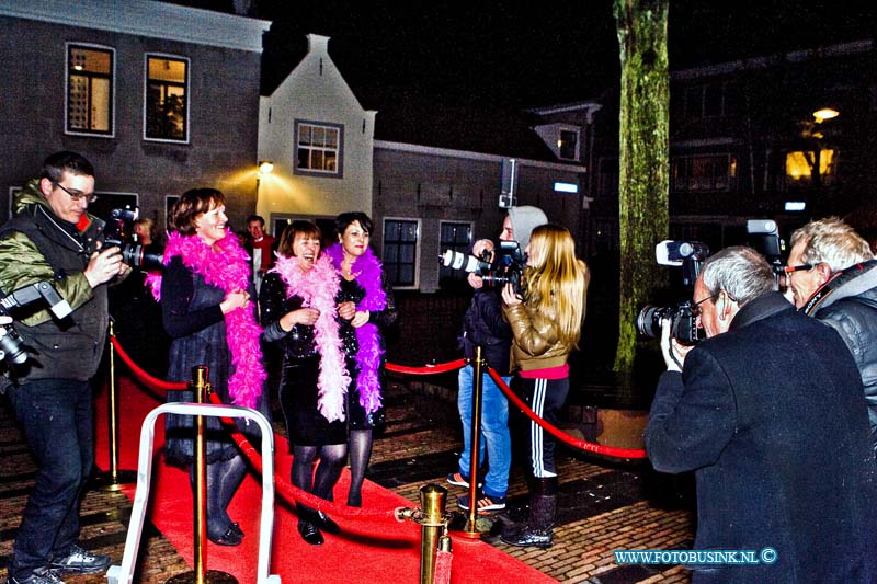 15022107.jpg - FOTOOPDRACHT:Dordrecht:21-02-2015:Zaterdag 21 februari om 20.00 uur rolt Rotaryclub Dordrecht Ter Merwe de rode loper voor de tweede keer uit in Cinema The Movies. Fotografen staan klaar om de bezoekers van dit CineDordt Oscargala als echte sterren te onthalen. Paparazzo Busink heeft al zijn lenzen in de aanslag. Alle gasten worden bij binnenkomst ontvangen met een glaasje bubbels. Daarna wordt in alle vier de zalen een verrassingsfilm gedraaid, die nominaties heeft gekregen voor één van de Oscars. Vanaf ca. 23.00 uur is er een afterparty met muziek en dans. Rond middernacht vinden de CineDordt Oscaruitreikingen plaats aan het mooist geklede koppel en degene met de meest verrassende bril. De opbrengst van de avond gaat naar een goed doel. Dit jaar is dat Stichting Zienderogen, die zich wereldwijd inzet voor de allerarmste blinden en slechtzienden door hiervoor speciale missies te organiseren.Deze digitale foto blijft eigendom van FOTOPERSBURO BUSINK. Wij hanteren de voorwaarden van het N.V.F. en N.V.J. Gebruik van deze foto impliceert dat u bekend bent  en akkoord gaat met deze voorwaarden bij publicatie.EB/ETIENNE BUSINK