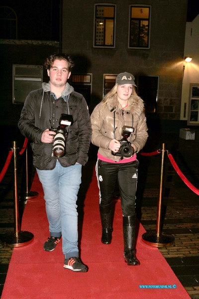 150221095.jpg - FOTOOPDRACHT:Dordrecht:21-02-2015:Zaterdag 21 februari om 20.00 uur rolt Rotaryclub Dordrecht Ter Merwe de rode loper voor de tweede keer uit in Cinema The Movies. Fotografen staan klaar om de bezoekers van dit CineDordt Oscargala als echte sterren te onthalen. Paparazzo Busink heeft al zijn lenzen in de aanslag. Alle gasten worden bij binnenkomst ontvangen met een glaasje bubbels. Daarna wordt in alle vier de zalen een verrassingsfilm gedraaid, die nominaties heeft gekregen voor één van de Oscars. Vanaf ca. 23.00 uur is er een afterparty met muziek en dans. Rond middernacht vinden de CineDordt Oscaruitreikingen plaats aan het mooist geklede koppel en degene met de meest verrassende bril. De opbrengst van de avond gaat naar een goed doel. Dit jaar is dat Stichting Zienderogen, die zich wereldwijd inzet voor de allerarmste blinden en slechtzienden door hiervoor speciale missies te organiseren.Deze digitale foto blijft eigendom van FOTOPERSBURO BUSINK. Wij hanteren de voorwaarden van het N.V.F. en N.V.J. Gebruik van deze foto impliceert dat u bekend bent  en akkoord gaat met deze voorwaarden bij publicatie.EB/ETIENNE BUSINK