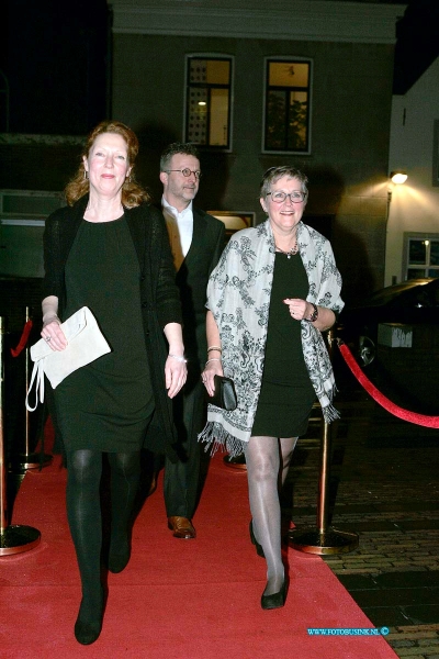 150221101.jpg - FOTOOPDRACHT:Dordrecht:21-02-2015:Zaterdag 21 februari om 20.00 uur rolt Rotaryclub Dordrecht Ter Merwe de rode loper voor de tweede keer uit in Cinema The Movies. Fotografen staan klaar om de bezoekers van dit CineDordt Oscargala als echte sterren te onthalen. Paparazzo Busink heeft al zijn lenzen in de aanslag. Alle gasten worden bij binnenkomst ontvangen met een glaasje bubbels. Daarna wordt in alle vier de zalen een verrassingsfilm gedraaid, die nominaties heeft gekregen voor één van de Oscars. Vanaf ca. 23.00 uur is er een afterparty met muziek en dans. Rond middernacht vinden de CineDordt Oscaruitreikingen plaats aan het mooist geklede koppel en degene met de meest verrassende bril. De opbrengst van de avond gaat naar een goed doel. Dit jaar is dat Stichting Zienderogen, die zich wereldwijd inzet voor de allerarmste blinden en slechtzienden door hiervoor speciale missies te organiseren.Deze digitale foto blijft eigendom van FOTOPERSBURO BUSINK. Wij hanteren de voorwaarden van het N.V.F. en N.V.J. Gebruik van deze foto impliceert dat u bekend bent  en akkoord gaat met deze voorwaarden bij publicatie.EB/ETIENNE BUSINK