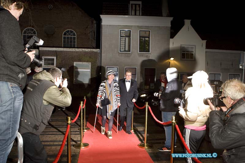 150221103.jpg - FOTOOPDRACHT:Dordrecht:21-02-2015:Zaterdag 21 februari om 20.00 uur rolt Rotaryclub Dordrecht Ter Merwe de rode loper voor de tweede keer uit in Cinema The Movies. Fotografen staan klaar om de bezoekers van dit CineDordt Oscargala als echte sterren te onthalen. Paparazzo Busink heeft al zijn lenzen in de aanslag. Alle gasten worden bij binnenkomst ontvangen met een glaasje bubbels. Daarna wordt in alle vier de zalen een verrassingsfilm gedraaid, die nominaties heeft gekregen voor één van de Oscars. Vanaf ca. 23.00 uur is er een afterparty met muziek en dans. Rond middernacht vinden de CineDordt Oscaruitreikingen plaats aan het mooist geklede koppel en degene met de meest verrassende bril. De opbrengst van de avond gaat naar een goed doel. Dit jaar is dat Stichting Zienderogen, die zich wereldwijd inzet voor de allerarmste blinden en slechtzienden door hiervoor speciale missies te organiseren.Deze digitale foto blijft eigendom van FOTOPERSBURO BUSINK. Wij hanteren de voorwaarden van het N.V.F. en N.V.J. Gebruik van deze foto impliceert dat u bekend bent  en akkoord gaat met deze voorwaarden bij publicatie.EB/ETIENNE BUSINK