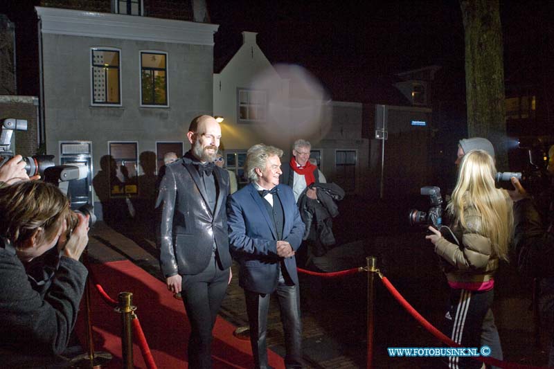 150221109.jpg - FOTOOPDRACHT:Dordrecht:21-02-2015:Zaterdag 21 februari om 20.00 uur rolt Rotaryclub Dordrecht Ter Merwe de rode loper voor de tweede keer uit in Cinema The Movies. Fotografen staan klaar om de bezoekers van dit CineDordt Oscargala als echte sterren te onthalen. Paparazzo Busink heeft al zijn lenzen in de aanslag. Alle gasten worden bij binnenkomst ontvangen met een glaasje bubbels. Daarna wordt in alle vier de zalen een verrassingsfilm gedraaid, die nominaties heeft gekregen voor één van de Oscars. Vanaf ca. 23.00 uur is er een afterparty met muziek en dans. Rond middernacht vinden de CineDordt Oscaruitreikingen plaats aan het mooist geklede koppel en degene met de meest verrassende bril. De opbrengst van de avond gaat naar een goed doel. Dit jaar is dat Stichting Zienderogen, die zich wereldwijd inzet voor de allerarmste blinden en slechtzienden door hiervoor speciale missies te organiseren.Deze digitale foto blijft eigendom van FOTOPERSBURO BUSINK. Wij hanteren de voorwaarden van het N.V.F. en N.V.J. Gebruik van deze foto impliceert dat u bekend bent  en akkoord gaat met deze voorwaarden bij publicatie.EB/ETIENNE BUSINK