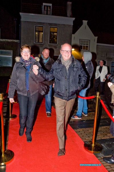 150221112.jpg - FOTOOPDRACHT:Dordrecht:21-02-2015:Zaterdag 21 februari om 20.00 uur rolt Rotaryclub Dordrecht Ter Merwe de rode loper voor de tweede keer uit in Cinema The Movies. Fotografen staan klaar om de bezoekers van dit CineDordt Oscargala als echte sterren te onthalen. Paparazzo Busink heeft al zijn lenzen in de aanslag. Alle gasten worden bij binnenkomst ontvangen met een glaasje bubbels. Daarna wordt in alle vier de zalen een verrassingsfilm gedraaid, die nominaties heeft gekregen voor één van de Oscars. Vanaf ca. 23.00 uur is er een afterparty met muziek en dans. Rond middernacht vinden de CineDordt Oscaruitreikingen plaats aan het mooist geklede koppel en degene met de meest verrassende bril. De opbrengst van de avond gaat naar een goed doel. Dit jaar is dat Stichting Zienderogen, die zich wereldwijd inzet voor de allerarmste blinden en slechtzienden door hiervoor speciale missies te organiseren.Deze digitale foto blijft eigendom van FOTOPERSBURO BUSINK. Wij hanteren de voorwaarden van het N.V.F. en N.V.J. Gebruik van deze foto impliceert dat u bekend bent  en akkoord gaat met deze voorwaarden bij publicatie.EB/ETIENNE BUSINK