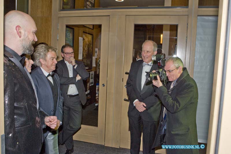 150221113.jpg - FOTOOPDRACHT:Dordrecht:21-02-2015:Zaterdag 21 februari om 20.00 uur rolt Rotaryclub Dordrecht Ter Merwe de rode loper voor de tweede keer uit in Cinema The Movies. Fotografen staan klaar om de bezoekers van dit CineDordt Oscargala als echte sterren te onthalen. Paparazzo Busink heeft al zijn lenzen in de aanslag. Alle gasten worden bij binnenkomst ontvangen met een glaasje bubbels. Daarna wordt in alle vier de zalen een verrassingsfilm gedraaid, die nominaties heeft gekregen voor één van de Oscars. Vanaf ca. 23.00 uur is er een afterparty met muziek en dans. Rond middernacht vinden de CineDordt Oscaruitreikingen plaats aan het mooist geklede koppel en degene met de meest verrassende bril. De opbrengst van de avond gaat naar een goed doel. Dit jaar is dat Stichting Zienderogen, die zich wereldwijd inzet voor de allerarmste blinden en slechtzienden door hiervoor speciale missies te organiseren.Deze digitale foto blijft eigendom van FOTOPERSBURO BUSINK. Wij hanteren de voorwaarden van het N.V.F. en N.V.J. Gebruik van deze foto impliceert dat u bekend bent  en akkoord gaat met deze voorwaarden bij publicatie.EB/ETIENNE BUSINK