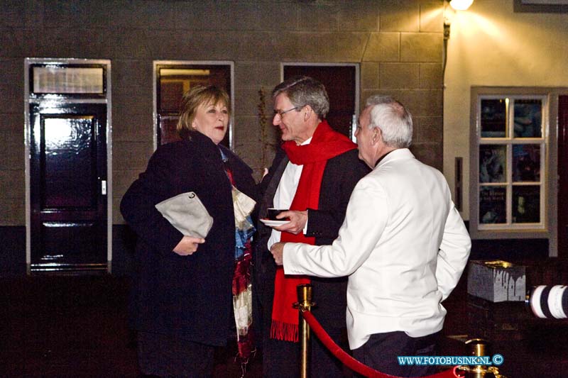 150221114.jpg - FOTOOPDRACHT:Dordrecht:21-02-2015:Zaterdag 21 februari om 20.00 uur rolt Rotaryclub Dordrecht Ter Merwe de rode loper voor de tweede keer uit in Cinema The Movies. Fotografen staan klaar om de bezoekers van dit CineDordt Oscargala als echte sterren te onthalen. Paparazzo Busink heeft al zijn lenzen in de aanslag. Alle gasten worden bij binnenkomst ontvangen met een glaasje bubbels. Daarna wordt in alle vier de zalen een verrassingsfilm gedraaid, die nominaties heeft gekregen voor één van de Oscars. Vanaf ca. 23.00 uur is er een afterparty met muziek en dans. Rond middernacht vinden de CineDordt Oscaruitreikingen plaats aan het mooist geklede koppel en degene met de meest verrassende bril. De opbrengst van de avond gaat naar een goed doel. Dit jaar is dat Stichting Zienderogen, die zich wereldwijd inzet voor de allerarmste blinden en slechtzienden door hiervoor speciale missies te organiseren.Deze digitale foto blijft eigendom van FOTOPERSBURO BUSINK. Wij hanteren de voorwaarden van het N.V.F. en N.V.J. Gebruik van deze foto impliceert dat u bekend bent  en akkoord gaat met deze voorwaarden bij publicatie.EB/ETIENNE BUSINK