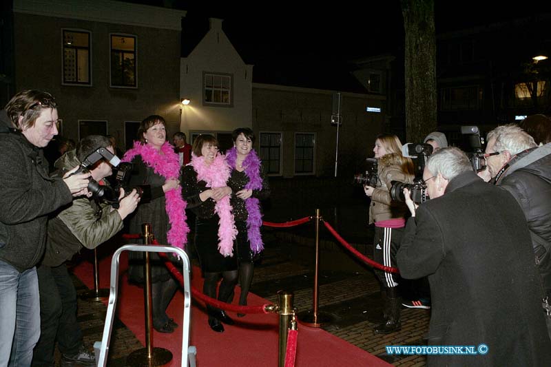 150221122.jpg - FOTOOPDRACHT:Dordrecht:21-02-2015:Zaterdag 21 februari om 20.00 uur rolt Rotaryclub Dordrecht Ter Merwe de rode loper voor de tweede keer uit in Cinema The Movies. Fotografen staan klaar om de bezoekers van dit CineDordt Oscargala als echte sterren te onthalen. Paparazzo Busink heeft al zijn lenzen in de aanslag. Alle gasten worden bij binnenkomst ontvangen met een glaasje bubbels. Daarna wordt in alle vier de zalen een verrassingsfilm gedraaid, die nominaties heeft gekregen voor één van de Oscars. Vanaf ca. 23.00 uur is er een afterparty met muziek en dans. Rond middernacht vinden de CineDordt Oscaruitreikingen plaats aan het mooist geklede koppel en degene met de meest verrassende bril. De opbrengst van de avond gaat naar een goed doel. Dit jaar is dat Stichting Zienderogen, die zich wereldwijd inzet voor de allerarmste blinden en slechtzienden door hiervoor speciale missies te organiseren.Deze digitale foto blijft eigendom van FOTOPERSBURO BUSINK. Wij hanteren de voorwaarden van het N.V.F. en N.V.J. Gebruik van deze foto impliceert dat u bekend bent  en akkoord gaat met deze voorwaarden bij publicatie.EB/ETIENNE BUSINK