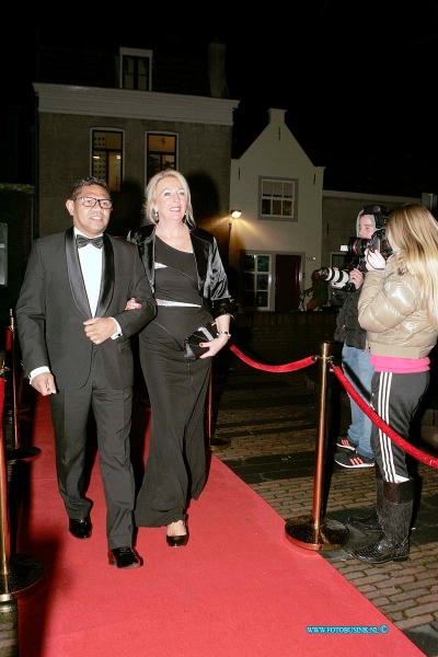 150221124.jpg - FOTOOPDRACHT:Dordrecht:21-02-2015:Zaterdag 21 februari om 20.00 uur rolt Rotaryclub Dordrecht Ter Merwe de rode loper voor de tweede keer uit in Cinema The Movies. Fotografen staan klaar om de bezoekers van dit CineDordt Oscargala als echte sterren te onthalen. Paparazzo Busink heeft al zijn lenzen in de aanslag. Alle gasten worden bij binnenkomst ontvangen met een glaasje bubbels. Daarna wordt in alle vier de zalen een verrassingsfilm gedraaid, die nominaties heeft gekregen voor één van de Oscars. Vanaf ca. 23.00 uur is er een afterparty met muziek en dans. Rond middernacht vinden de CineDordt Oscaruitreikingen plaats aan het mooist geklede koppel en degene met de meest verrassende bril. De opbrengst van de avond gaat naar een goed doel. Dit jaar is dat Stichting Zienderogen, die zich wereldwijd inzet voor de allerarmste blinden en slechtzienden door hiervoor speciale missies te organiseren.Deze digitale foto blijft eigendom van FOTOPERSBURO BUSINK. Wij hanteren de voorwaarden van het N.V.F. en N.V.J. Gebruik van deze foto impliceert dat u bekend bent  en akkoord gaat met deze voorwaarden bij publicatie.EB/ETIENNE BUSINK