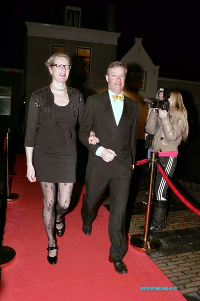 150221130.jpg - FOTOOPDRACHT:Dordrecht:21-02-2015:Zaterdag 21 februari om 20.00 uur rolt Rotaryclub Dordrecht Ter Merwe de rode loper voor de tweede keer uit in Cinema The Movies. Fotografen staan klaar om de bezoekers van dit CineDordt Oscargala als echte sterren te onthalen. Paparazzo Busink heeft al zijn lenzen in de aanslag. Alle gasten worden bij binnenkomst ontvangen met een glaasje bubbels. Daarna wordt in alle vier de zalen een verrassingsfilm gedraaid, die nominaties heeft gekregen voor één van de Oscars. Vanaf ca. 23.00 uur is er een afterparty met muziek en dans. Rond middernacht vinden de CineDordt Oscaruitreikingen plaats aan het mooist geklede koppel en degene met de meest verrassende bril. De opbrengst van de avond gaat naar een goed doel. Dit jaar is dat Stichting Zienderogen, die zich wereldwijd inzet voor de allerarmste blinden en slechtzienden door hiervoor speciale missies te organiseren.Deze digitale foto blijft eigendom van FOTOPERSBURO BUSINK. Wij hanteren de voorwaarden van het N.V.F. en N.V.J. Gebruik van deze foto impliceert dat u bekend bent  en akkoord gaat met deze voorwaarden bij publicatie.EB/ETIENNE BUSINK