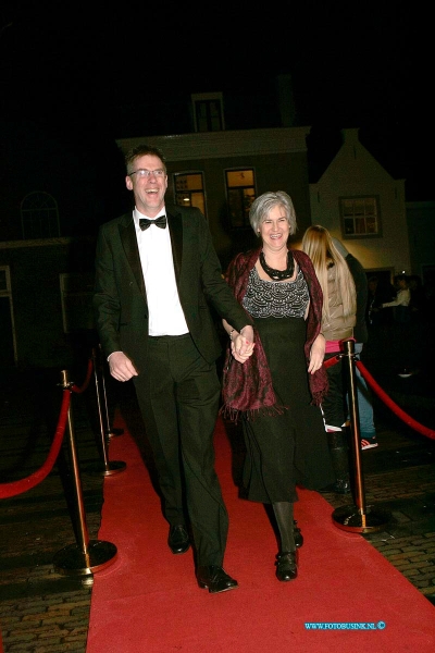 150221152.jpg - FOTOOPDRACHT:Dordrecht:21-02-2015:Zaterdag 21 februari om 20.00 uur rolt Rotaryclub Dordrecht Ter Merwe de rode loper voor de tweede keer uit in Cinema The Movies. Fotografen staan klaar om de bezoekers van dit CineDordt Oscargala als echte sterren te onthalen. Paparazzo Busink heeft al zijn lenzen in de aanslag. Alle gasten worden bij binnenkomst ontvangen met een glaasje bubbels. Daarna wordt in alle vier de zalen een verrassingsfilm gedraaid, die nominaties heeft gekregen voor één van de Oscars. Vanaf ca. 23.00 uur is er een afterparty met muziek en dans. Rond middernacht vinden de CineDordt Oscaruitreikingen plaats aan het mooist geklede koppel en degene met de meest verrassende bril. De opbrengst van de avond gaat naar een goed doel. Dit jaar is dat Stichting Zienderogen, die zich wereldwijd inzet voor de allerarmste blinden en slechtzienden door hiervoor speciale missies te organiseren.Deze digitale foto blijft eigendom van FOTOPERSBURO BUSINK. Wij hanteren de voorwaarden van het N.V.F. en N.V.J. Gebruik van deze foto impliceert dat u bekend bent  en akkoord gaat met deze voorwaarden bij publicatie.EB/ETIENNE BUSINK