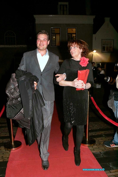 150221156.jpg - FOTOOPDRACHT:Dordrecht:21-02-2015:Zaterdag 21 februari om 20.00 uur rolt Rotaryclub Dordrecht Ter Merwe de rode loper voor de tweede keer uit in Cinema The Movies. Fotografen staan klaar om de bezoekers van dit CineDordt Oscargala als echte sterren te onthalen. Paparazzo Busink heeft al zijn lenzen in de aanslag. Alle gasten worden bij binnenkomst ontvangen met een glaasje bubbels. Daarna wordt in alle vier de zalen een verrassingsfilm gedraaid, die nominaties heeft gekregen voor één van de Oscars. Vanaf ca. 23.00 uur is er een afterparty met muziek en dans. Rond middernacht vinden de CineDordt Oscaruitreikingen plaats aan het mooist geklede koppel en degene met de meest verrassende bril. De opbrengst van de avond gaat naar een goed doel. Dit jaar is dat Stichting Zienderogen, die zich wereldwijd inzet voor de allerarmste blinden en slechtzienden door hiervoor speciale missies te organiseren.Deze digitale foto blijft eigendom van FOTOPERSBURO BUSINK. Wij hanteren de voorwaarden van het N.V.F. en N.V.J. Gebruik van deze foto impliceert dat u bekend bent  en akkoord gaat met deze voorwaarden bij publicatie.EB/ETIENNE BUSINK