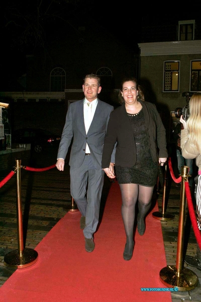 150221206.jpg - FOTOOPDRACHT:Dordrecht:21-02-2015:Zaterdag 21 februari om 20.00 uur rolt Rotaryclub Dordrecht Ter Merwe de rode loper voor de tweede keer uit in Cinema The Movies. Fotografen staan klaar om de bezoekers van dit CineDordt Oscargala als echte sterren te onthalen. Paparazzo Busink heeft al zijn lenzen in de aanslag. Alle gasten worden bij binnenkomst ontvangen met een glaasje bubbels. Daarna wordt in alle vier de zalen een verrassingsfilm gedraaid, die nominaties heeft gekregen voor één van de Oscars. Vanaf ca. 23.00 uur is er een afterparty met muziek en dans. Rond middernacht vinden de CineDordt Oscaruitreikingen plaats aan het mooist geklede koppel en degene met de meest verrassende bril. De opbrengst van de avond gaat naar een goed doel. Dit jaar is dat Stichting Zienderogen, die zich wereldwijd inzet voor de allerarmste blinden en slechtzienden door hiervoor speciale missies te organiseren.Deze digitale foto blijft eigendom van FOTOPERSBURO BUSINK. Wij hanteren de voorwaarden van het N.V.F. en N.V.J. Gebruik van deze foto impliceert dat u bekend bent  en akkoord gaat met deze voorwaarden bij publicatie.EB/ETIENNE BUSINK