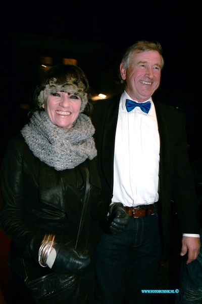 150221210.jpg - FOTOOPDRACHT:Dordrecht:21-02-2015:Zaterdag 21 februari om 20.00 uur rolt Rotaryclub Dordrecht Ter Merwe de rode loper voor de tweede keer uit in Cinema The Movies. Fotografen staan klaar om de bezoekers van dit CineDordt Oscargala als echte sterren te onthalen. Paparazzo Busink heeft al zijn lenzen in de aanslag. Alle gasten worden bij binnenkomst ontvangen met een glaasje bubbels. Daarna wordt in alle vier de zalen een verrassingsfilm gedraaid, die nominaties heeft gekregen voor één van de Oscars. Vanaf ca. 23.00 uur is er een afterparty met muziek en dans. Rond middernacht vinden de CineDordt Oscaruitreikingen plaats aan het mooist geklede koppel en degene met de meest verrassende bril. De opbrengst van de avond gaat naar een goed doel. Dit jaar is dat Stichting Zienderogen, die zich wereldwijd inzet voor de allerarmste blinden en slechtzienden door hiervoor speciale missies te organiseren.Deze digitale foto blijft eigendom van FOTOPERSBURO BUSINK. Wij hanteren de voorwaarden van het N.V.F. en N.V.J. Gebruik van deze foto impliceert dat u bekend bent  en akkoord gaat met deze voorwaarden bij publicatie.EB/ETIENNE BUSINK