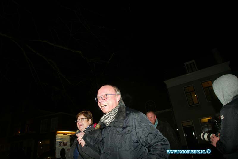 150221230.jpg - FOTOOPDRACHT:Dordrecht:21-02-2015:Zaterdag 21 februari om 20.00 uur rolt Rotaryclub Dordrecht Ter Merwe de rode loper voor de tweede keer uit in Cinema The Movies. Fotografen staan klaar om de bezoekers van dit CineDordt Oscargala als echte sterren te onthalen. Paparazzo Busink heeft al zijn lenzen in de aanslag. Alle gasten worden bij binnenkomst ontvangen met een glaasje bubbels. Daarna wordt in alle vier de zalen een verrassingsfilm gedraaid, die nominaties heeft gekregen voor één van de Oscars. Vanaf ca. 23.00 uur is er een afterparty met muziek en dans. Rond middernacht vinden de CineDordt Oscaruitreikingen plaats aan het mooist geklede koppel en degene met de meest verrassende bril. De opbrengst van de avond gaat naar een goed doel. Dit jaar is dat Stichting Zienderogen, die zich wereldwijd inzet voor de allerarmste blinden en slechtzienden door hiervoor speciale missies te organiseren.Deze digitale foto blijft eigendom van FOTOPERSBURO BUSINK. Wij hanteren de voorwaarden van het N.V.F. en N.V.J. Gebruik van deze foto impliceert dat u bekend bent  en akkoord gaat met deze voorwaarden bij publicatie.EB/ETIENNE BUSINK