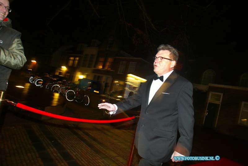 150221232.jpg - FOTOOPDRACHT:Dordrecht:21-02-2015:Zaterdag 21 februari om 20.00 uur rolt Rotaryclub Dordrecht Ter Merwe de rode loper voor de tweede keer uit in Cinema The Movies. Fotografen staan klaar om de bezoekers van dit CineDordt Oscargala als echte sterren te onthalen. Paparazzo Busink heeft al zijn lenzen in de aanslag. Alle gasten worden bij binnenkomst ontvangen met een glaasje bubbels. Daarna wordt in alle vier de zalen een verrassingsfilm gedraaid, die nominaties heeft gekregen voor één van de Oscars. Vanaf ca. 23.00 uur is er een afterparty met muziek en dans. Rond middernacht vinden de CineDordt Oscaruitreikingen plaats aan het mooist geklede koppel en degene met de meest verrassende bril. De opbrengst van de avond gaat naar een goed doel. Dit jaar is dat Stichting Zienderogen, die zich wereldwijd inzet voor de allerarmste blinden en slechtzienden door hiervoor speciale missies te organiseren.Deze digitale foto blijft eigendom van FOTOPERSBURO BUSINK. Wij hanteren de voorwaarden van het N.V.F. en N.V.J. Gebruik van deze foto impliceert dat u bekend bent  en akkoord gaat met deze voorwaarden bij publicatie.EB/ETIENNE BUSINK