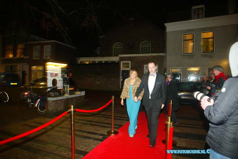 150221233.jpg - FOTOOPDRACHT:Dordrecht:21-02-2015:Zaterdag 21 februari om 20.00 uur rolt Rotaryclub Dordrecht Ter Merwe de rode loper voor de tweede keer uit in Cinema The Movies. Fotografen staan klaar om de bezoekers van dit CineDordt Oscargala als echte sterren te onthalen. Paparazzo Busink heeft al zijn lenzen in de aanslag. Alle gasten worden bij binnenkomst ontvangen met een glaasje bubbels. Daarna wordt in alle vier de zalen een verrassingsfilm gedraaid, die nominaties heeft gekregen voor één van de Oscars. Vanaf ca. 23.00 uur is er een afterparty met muziek en dans. Rond middernacht vinden de CineDordt Oscaruitreikingen plaats aan het mooist geklede koppel en degene met de meest verrassende bril. De opbrengst van de avond gaat naar een goed doel. Dit jaar is dat Stichting Zienderogen, die zich wereldwijd inzet voor de allerarmste blinden en slechtzienden door hiervoor speciale missies te organiseren.Deze digitale foto blijft eigendom van FOTOPERSBURO BUSINK. Wij hanteren de voorwaarden van het N.V.F. en N.V.J. Gebruik van deze foto impliceert dat u bekend bent  en akkoord gaat met deze voorwaarden bij publicatie.EB/ETIENNE BUSINK