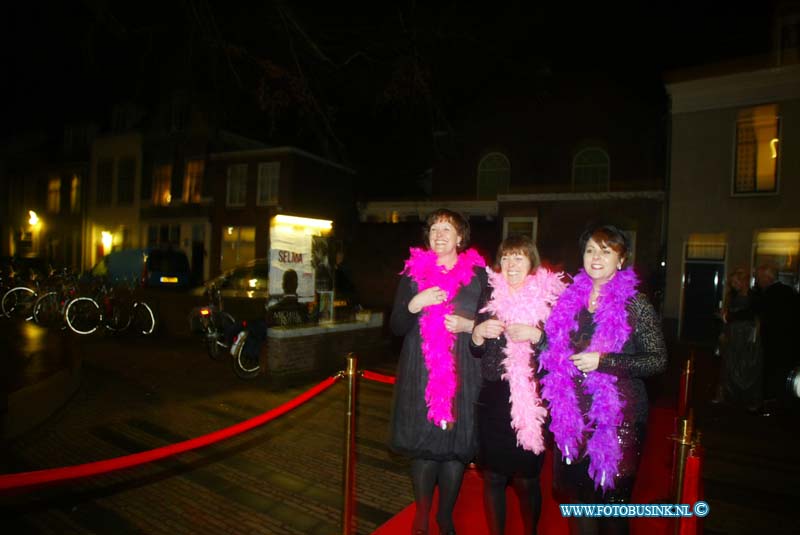 150221235.jpg - FOTOOPDRACHT:Dordrecht:21-02-2015:Zaterdag 21 februari om 20.00 uur rolt Rotaryclub Dordrecht Ter Merwe de rode loper voor de tweede keer uit in Cinema The Movies. Fotografen staan klaar om de bezoekers van dit CineDordt Oscargala als echte sterren te onthalen. Paparazzo Busink heeft al zijn lenzen in de aanslag. Alle gasten worden bij binnenkomst ontvangen met een glaasje bubbels. Daarna wordt in alle vier de zalen een verrassingsfilm gedraaid, die nominaties heeft gekregen voor één van de Oscars. Vanaf ca. 23.00 uur is er een afterparty met muziek en dans. Rond middernacht vinden de CineDordt Oscaruitreikingen plaats aan het mooist geklede koppel en degene met de meest verrassende bril. De opbrengst van de avond gaat naar een goed doel. Dit jaar is dat Stichting Zienderogen, die zich wereldwijd inzet voor de allerarmste blinden en slechtzienden door hiervoor speciale missies te organiseren.Deze digitale foto blijft eigendom van FOTOPERSBURO BUSINK. Wij hanteren de voorwaarden van het N.V.F. en N.V.J. Gebruik van deze foto impliceert dat u bekend bent  en akkoord gaat met deze voorwaarden bij publicatie.EB/ETIENNE BUSINK