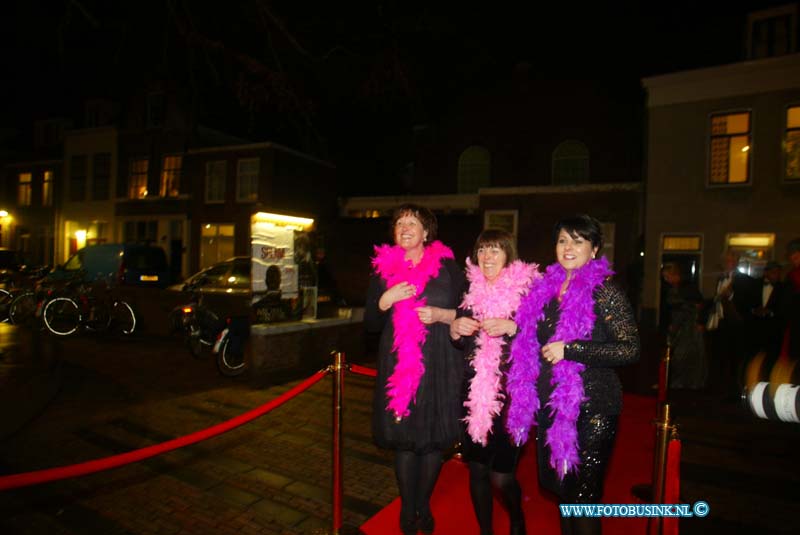 150221236.jpg - FOTOOPDRACHT:Dordrecht:21-02-2015:Zaterdag 21 februari om 20.00 uur rolt Rotaryclub Dordrecht Ter Merwe de rode loper voor de tweede keer uit in Cinema The Movies. Fotografen staan klaar om de bezoekers van dit CineDordt Oscargala als echte sterren te onthalen. Paparazzo Busink heeft al zijn lenzen in de aanslag. Alle gasten worden bij binnenkomst ontvangen met een glaasje bubbels. Daarna wordt in alle vier de zalen een verrassingsfilm gedraaid, die nominaties heeft gekregen voor één van de Oscars. Vanaf ca. 23.00 uur is er een afterparty met muziek en dans. Rond middernacht vinden de CineDordt Oscaruitreikingen plaats aan het mooist geklede koppel en degene met de meest verrassende bril. De opbrengst van de avond gaat naar een goed doel. Dit jaar is dat Stichting Zienderogen, die zich wereldwijd inzet voor de allerarmste blinden en slechtzienden door hiervoor speciale missies te organiseren.Deze digitale foto blijft eigendom van FOTOPERSBURO BUSINK. Wij hanteren de voorwaarden van het N.V.F. en N.V.J. Gebruik van deze foto impliceert dat u bekend bent  en akkoord gaat met deze voorwaarden bij publicatie.EB/ETIENNE BUSINK