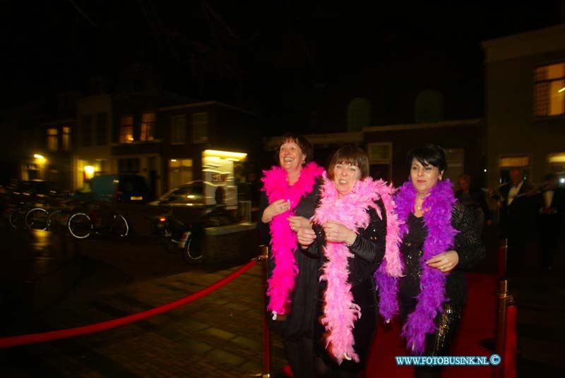 150221237.jpg - FOTOOPDRACHT:Dordrecht:21-02-2015:Zaterdag 21 februari om 20.00 uur rolt Rotaryclub Dordrecht Ter Merwe de rode loper voor de tweede keer uit in Cinema The Movies. Fotografen staan klaar om de bezoekers van dit CineDordt Oscargala als echte sterren te onthalen. Paparazzo Busink heeft al zijn lenzen in de aanslag. Alle gasten worden bij binnenkomst ontvangen met een glaasje bubbels. Daarna wordt in alle vier de zalen een verrassingsfilm gedraaid, die nominaties heeft gekregen voor één van de Oscars. Vanaf ca. 23.00 uur is er een afterparty met muziek en dans. Rond middernacht vinden de CineDordt Oscaruitreikingen plaats aan het mooist geklede koppel en degene met de meest verrassende bril. De opbrengst van de avond gaat naar een goed doel. Dit jaar is dat Stichting Zienderogen, die zich wereldwijd inzet voor de allerarmste blinden en slechtzienden door hiervoor speciale missies te organiseren.Deze digitale foto blijft eigendom van FOTOPERSBURO BUSINK. Wij hanteren de voorwaarden van het N.V.F. en N.V.J. Gebruik van deze foto impliceert dat u bekend bent  en akkoord gaat met deze voorwaarden bij publicatie.EB/ETIENNE BUSINK