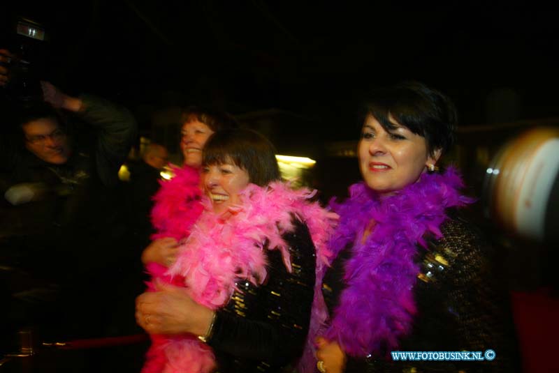 150221240.jpg - FOTOOPDRACHT:Dordrecht:21-02-2015:Zaterdag 21 februari om 20.00 uur rolt Rotaryclub Dordrecht Ter Merwe de rode loper voor de tweede keer uit in Cinema The Movies. Fotografen staan klaar om de bezoekers van dit CineDordt Oscargala als echte sterren te onthalen. Paparazzo Busink heeft al zijn lenzen in de aanslag. Alle gasten worden bij binnenkomst ontvangen met een glaasje bubbels. Daarna wordt in alle vier de zalen een verrassingsfilm gedraaid, die nominaties heeft gekregen voor één van de Oscars. Vanaf ca. 23.00 uur is er een afterparty met muziek en dans. Rond middernacht vinden de CineDordt Oscaruitreikingen plaats aan het mooist geklede koppel en degene met de meest verrassende bril. De opbrengst van de avond gaat naar een goed doel. Dit jaar is dat Stichting Zienderogen, die zich wereldwijd inzet voor de allerarmste blinden en slechtzienden door hiervoor speciale missies te organiseren.Deze digitale foto blijft eigendom van FOTOPERSBURO BUSINK. Wij hanteren de voorwaarden van het N.V.F. en N.V.J. Gebruik van deze foto impliceert dat u bekend bent  en akkoord gaat met deze voorwaarden bij publicatie.EB/ETIENNE BUSINK