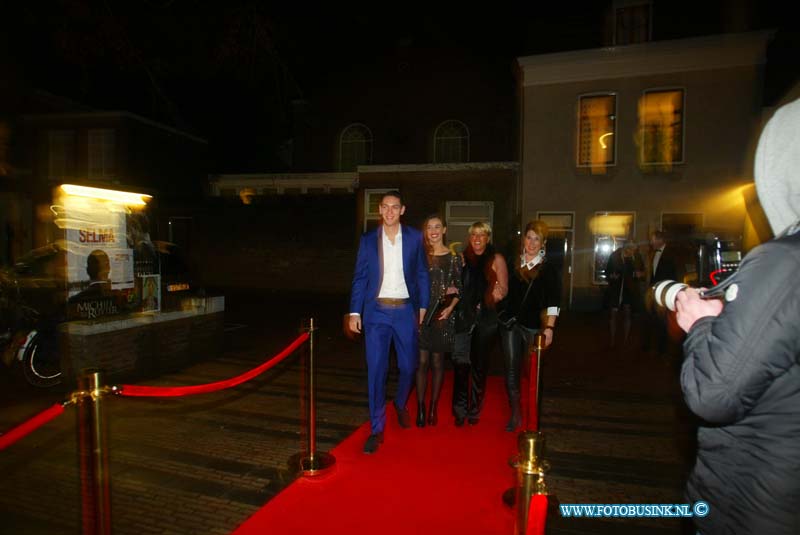 150221242.jpg - FOTOOPDRACHT:Dordrecht:21-02-2015:Zaterdag 21 februari om 20.00 uur rolt Rotaryclub Dordrecht Ter Merwe de rode loper voor de tweede keer uit in Cinema The Movies. Fotografen staan klaar om de bezoekers van dit CineDordt Oscargala als echte sterren te onthalen. Paparazzo Busink heeft al zijn lenzen in de aanslag. Alle gasten worden bij binnenkomst ontvangen met een glaasje bubbels. Daarna wordt in alle vier de zalen een verrassingsfilm gedraaid, die nominaties heeft gekregen voor één van de Oscars. Vanaf ca. 23.00 uur is er een afterparty met muziek en dans. Rond middernacht vinden de CineDordt Oscaruitreikingen plaats aan het mooist geklede koppel en degene met de meest verrassende bril. De opbrengst van de avond gaat naar een goed doel. Dit jaar is dat Stichting Zienderogen, die zich wereldwijd inzet voor de allerarmste blinden en slechtzienden door hiervoor speciale missies te organiseren.Deze digitale foto blijft eigendom van FOTOPERSBURO BUSINK. Wij hanteren de voorwaarden van het N.V.F. en N.V.J. Gebruik van deze foto impliceert dat u bekend bent  en akkoord gaat met deze voorwaarden bij publicatie.EB/ETIENNE BUSINK