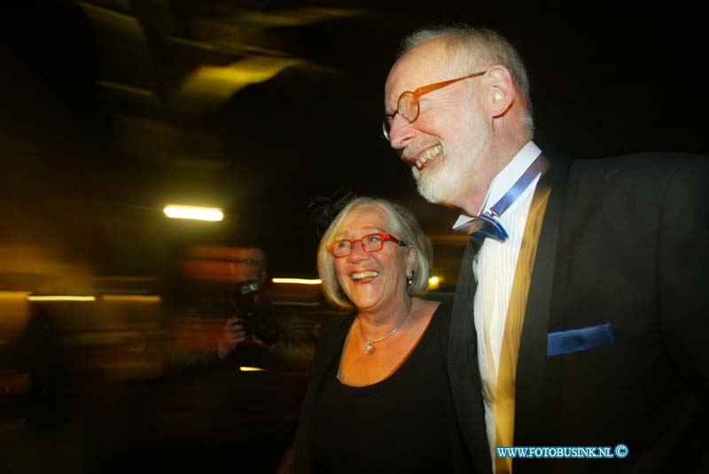 150221250.jpg - FOTOOPDRACHT:Dordrecht:21-02-2015:Zaterdag 21 februari om 20.00 uur rolt Rotaryclub Dordrecht Ter Merwe de rode loper voor de tweede keer uit in Cinema The Movies. Fotografen staan klaar om de bezoekers van dit CineDordt Oscargala als echte sterren te onthalen. Paparazzo Busink heeft al zijn lenzen in de aanslag. Alle gasten worden bij binnenkomst ontvangen met een glaasje bubbels. Daarna wordt in alle vier de zalen een verrassingsfilm gedraaid, die nominaties heeft gekregen voor één van de Oscars. Vanaf ca. 23.00 uur is er een afterparty met muziek en dans. Rond middernacht vinden de CineDordt Oscaruitreikingen plaats aan het mooist geklede koppel en degene met de meest verrassende bril. De opbrengst van de avond gaat naar een goed doel. Dit jaar is dat Stichting Zienderogen, die zich wereldwijd inzet voor de allerarmste blinden en slechtzienden door hiervoor speciale missies te organiseren.Deze digitale foto blijft eigendom van FOTOPERSBURO BUSINK. Wij hanteren de voorwaarden van het N.V.F. en N.V.J. Gebruik van deze foto impliceert dat u bekend bent  en akkoord gaat met deze voorwaarden bij publicatie.EB/ETIENNE BUSINK