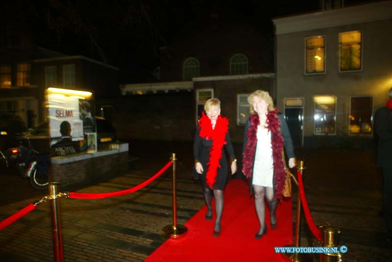 150221251.jpg - FOTOOPDRACHT:Dordrecht:21-02-2015:Zaterdag 21 februari om 20.00 uur rolt Rotaryclub Dordrecht Ter Merwe de rode loper voor de tweede keer uit in Cinema The Movies. Fotografen staan klaar om de bezoekers van dit CineDordt Oscargala als echte sterren te onthalen. Paparazzo Busink heeft al zijn lenzen in de aanslag. Alle gasten worden bij binnenkomst ontvangen met een glaasje bubbels. Daarna wordt in alle vier de zalen een verrassingsfilm gedraaid, die nominaties heeft gekregen voor één van de Oscars. Vanaf ca. 23.00 uur is er een afterparty met muziek en dans. Rond middernacht vinden de CineDordt Oscaruitreikingen plaats aan het mooist geklede koppel en degene met de meest verrassende bril. De opbrengst van de avond gaat naar een goed doel. Dit jaar is dat Stichting Zienderogen, die zich wereldwijd inzet voor de allerarmste blinden en slechtzienden door hiervoor speciale missies te organiseren.Deze digitale foto blijft eigendom van FOTOPERSBURO BUSINK. Wij hanteren de voorwaarden van het N.V.F. en N.V.J. Gebruik van deze foto impliceert dat u bekend bent  en akkoord gaat met deze voorwaarden bij publicatie.EB/ETIENNE BUSINK