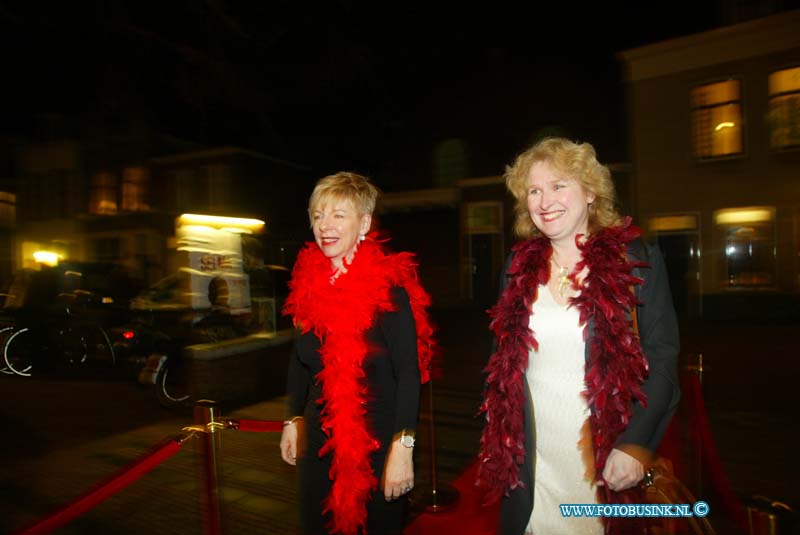 150221252.jpg - FOTOOPDRACHT:Dordrecht:21-02-2015:Zaterdag 21 februari om 20.00 uur rolt Rotaryclub Dordrecht Ter Merwe de rode loper voor de tweede keer uit in Cinema The Movies. Fotografen staan klaar om de bezoekers van dit CineDordt Oscargala als echte sterren te onthalen. Paparazzo Busink heeft al zijn lenzen in de aanslag. Alle gasten worden bij binnenkomst ontvangen met een glaasje bubbels. Daarna wordt in alle vier de zalen een verrassingsfilm gedraaid, die nominaties heeft gekregen voor één van de Oscars. Vanaf ca. 23.00 uur is er een afterparty met muziek en dans. Rond middernacht vinden de CineDordt Oscaruitreikingen plaats aan het mooist geklede koppel en degene met de meest verrassende bril. De opbrengst van de avond gaat naar een goed doel. Dit jaar is dat Stichting Zienderogen, die zich wereldwijd inzet voor de allerarmste blinden en slechtzienden door hiervoor speciale missies te organiseren.Deze digitale foto blijft eigendom van FOTOPERSBURO BUSINK. Wij hanteren de voorwaarden van het N.V.F. en N.V.J. Gebruik van deze foto impliceert dat u bekend bent  en akkoord gaat met deze voorwaarden bij publicatie.EB/ETIENNE BUSINK
