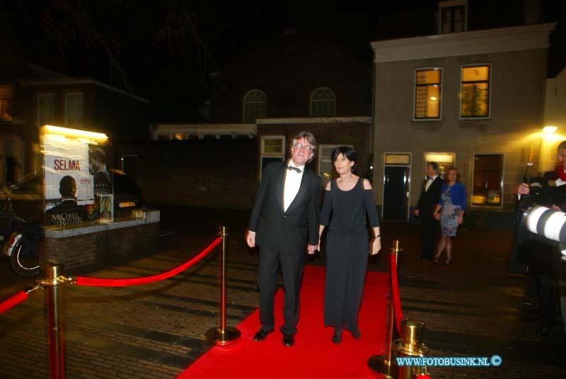 150221254.jpg - FOTOOPDRACHT:Dordrecht:21-02-2015:Zaterdag 21 februari om 20.00 uur rolt Rotaryclub Dordrecht Ter Merwe de rode loper voor de tweede keer uit in Cinema The Movies. Fotografen staan klaar om de bezoekers van dit CineDordt Oscargala als echte sterren te onthalen. Paparazzo Busink heeft al zijn lenzen in de aanslag. Alle gasten worden bij binnenkomst ontvangen met een glaasje bubbels. Daarna wordt in alle vier de zalen een verrassingsfilm gedraaid, die nominaties heeft gekregen voor één van de Oscars. Vanaf ca. 23.00 uur is er een afterparty met muziek en dans. Rond middernacht vinden de CineDordt Oscaruitreikingen plaats aan het mooist geklede koppel en degene met de meest verrassende bril. De opbrengst van de avond gaat naar een goed doel. Dit jaar is dat Stichting Zienderogen, die zich wereldwijd inzet voor de allerarmste blinden en slechtzienden door hiervoor speciale missies te organiseren.Deze digitale foto blijft eigendom van FOTOPERSBURO BUSINK. Wij hanteren de voorwaarden van het N.V.F. en N.V.J. Gebruik van deze foto impliceert dat u bekend bent  en akkoord gaat met deze voorwaarden bij publicatie.EB/ETIENNE BUSINK