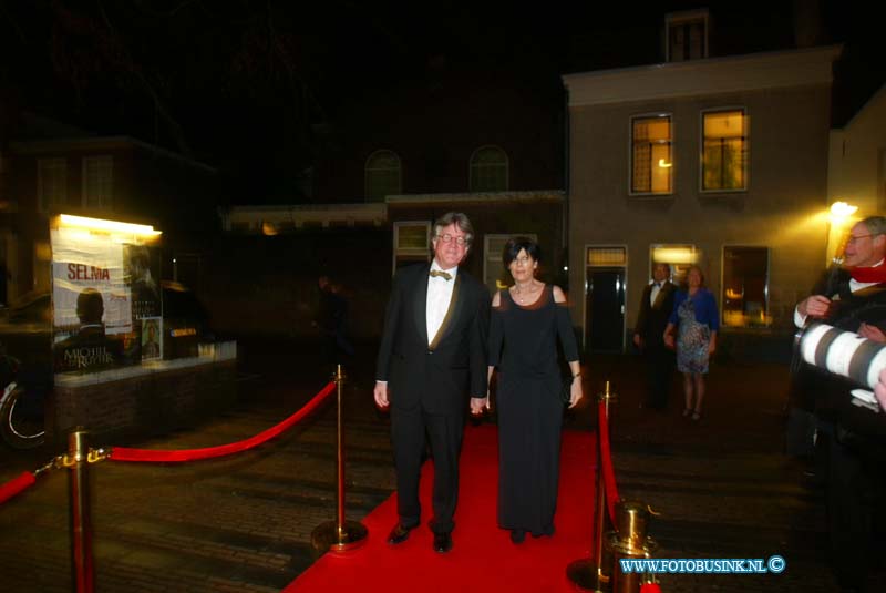 150221255.jpg - FOTOOPDRACHT:Dordrecht:21-02-2015:Zaterdag 21 februari om 20.00 uur rolt Rotaryclub Dordrecht Ter Merwe de rode loper voor de tweede keer uit in Cinema The Movies. Fotografen staan klaar om de bezoekers van dit CineDordt Oscargala als echte sterren te onthalen. Paparazzo Busink heeft al zijn lenzen in de aanslag. Alle gasten worden bij binnenkomst ontvangen met een glaasje bubbels. Daarna wordt in alle vier de zalen een verrassingsfilm gedraaid, die nominaties heeft gekregen voor één van de Oscars. Vanaf ca. 23.00 uur is er een afterparty met muziek en dans. Rond middernacht vinden de CineDordt Oscaruitreikingen plaats aan het mooist geklede koppel en degene met de meest verrassende bril. De opbrengst van de avond gaat naar een goed doel. Dit jaar is dat Stichting Zienderogen, die zich wereldwijd inzet voor de allerarmste blinden en slechtzienden door hiervoor speciale missies te organiseren.Deze digitale foto blijft eigendom van FOTOPERSBURO BUSINK. Wij hanteren de voorwaarden van het N.V.F. en N.V.J. Gebruik van deze foto impliceert dat u bekend bent  en akkoord gaat met deze voorwaarden bij publicatie.EB/ETIENNE BUSINK