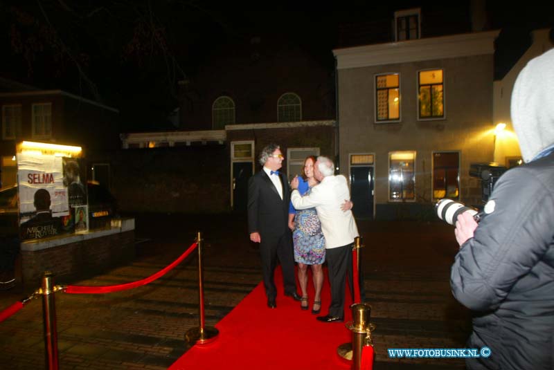 150221256.jpg - FOTOOPDRACHT:Dordrecht:21-02-2015:Zaterdag 21 februari om 20.00 uur rolt Rotaryclub Dordrecht Ter Merwe de rode loper voor de tweede keer uit in Cinema The Movies. Fotografen staan klaar om de bezoekers van dit CineDordt Oscargala als echte sterren te onthalen. Paparazzo Busink heeft al zijn lenzen in de aanslag. Alle gasten worden bij binnenkomst ontvangen met een glaasje bubbels. Daarna wordt in alle vier de zalen een verrassingsfilm gedraaid, die nominaties heeft gekregen voor één van de Oscars. Vanaf ca. 23.00 uur is er een afterparty met muziek en dans. Rond middernacht vinden de CineDordt Oscaruitreikingen plaats aan het mooist geklede koppel en degene met de meest verrassende bril. De opbrengst van de avond gaat naar een goed doel. Dit jaar is dat Stichting Zienderogen, die zich wereldwijd inzet voor de allerarmste blinden en slechtzienden door hiervoor speciale missies te organiseren.Deze digitale foto blijft eigendom van FOTOPERSBURO BUSINK. Wij hanteren de voorwaarden van het N.V.F. en N.V.J. Gebruik van deze foto impliceert dat u bekend bent  en akkoord gaat met deze voorwaarden bij publicatie.EB/ETIENNE BUSINK