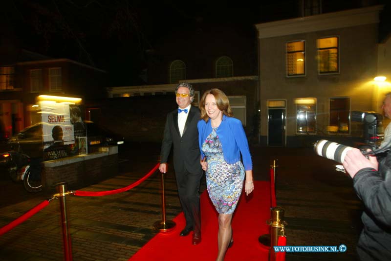 150221257.jpg - FOTOOPDRACHT:Dordrecht:21-02-2015:Zaterdag 21 februari om 20.00 uur rolt Rotaryclub Dordrecht Ter Merwe de rode loper voor de tweede keer uit in Cinema The Movies. Fotografen staan klaar om de bezoekers van dit CineDordt Oscargala als echte sterren te onthalen. Paparazzo Busink heeft al zijn lenzen in de aanslag. Alle gasten worden bij binnenkomst ontvangen met een glaasje bubbels. Daarna wordt in alle vier de zalen een verrassingsfilm gedraaid, die nominaties heeft gekregen voor één van de Oscars. Vanaf ca. 23.00 uur is er een afterparty met muziek en dans. Rond middernacht vinden de CineDordt Oscaruitreikingen plaats aan het mooist geklede koppel en degene met de meest verrassende bril. De opbrengst van de avond gaat naar een goed doel. Dit jaar is dat Stichting Zienderogen, die zich wereldwijd inzet voor de allerarmste blinden en slechtzienden door hiervoor speciale missies te organiseren.Deze digitale foto blijft eigendom van FOTOPERSBURO BUSINK. Wij hanteren de voorwaarden van het N.V.F. en N.V.J. Gebruik van deze foto impliceert dat u bekend bent  en akkoord gaat met deze voorwaarden bij publicatie.EB/ETIENNE BUSINK